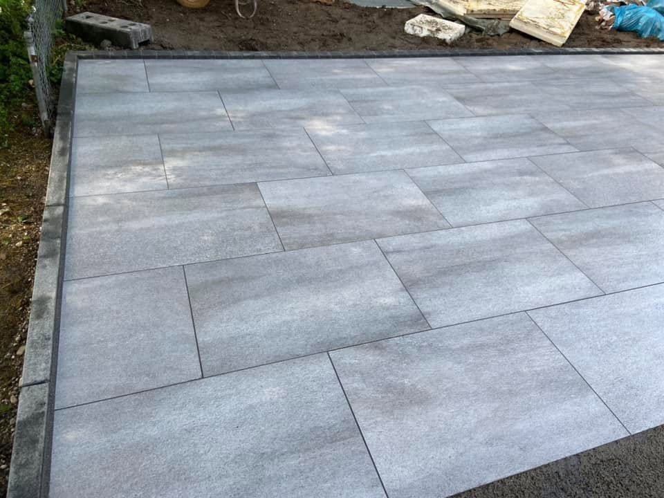 Terrasse aus grauen Großformatplatten mit Randeinfassung